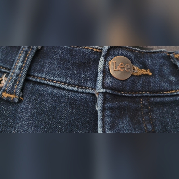 Classic Lee Straight Leg Jeans. Size 8 Medium. - Picture 2 of 4